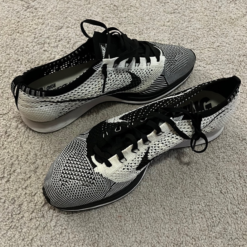 Nike Flyknit Racer Men's Sz 9.5 - Black White, Black Tongue - 526628-002